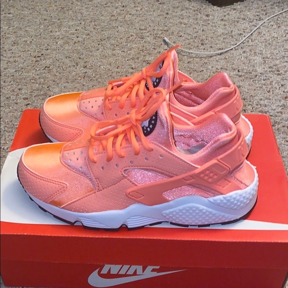 Nike Shoes - Size 7.5 woman’s Nike Huarache Coral